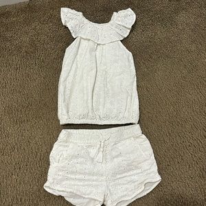 Girls 2piece outfit size 3t-4t brand new was sitting in closet